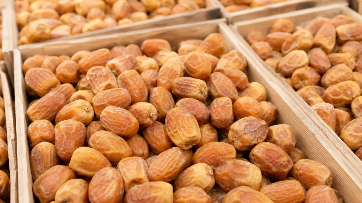 قیمت خرما زاهدی عمده بر پایه نوع بسته‌بندی و سورت